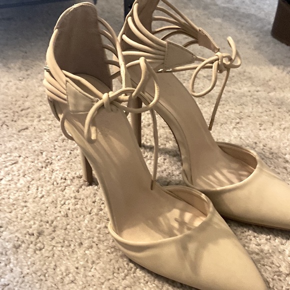 Charlotte Russe Beige / Tan pointy heels size 7 - Picture 2 of 6